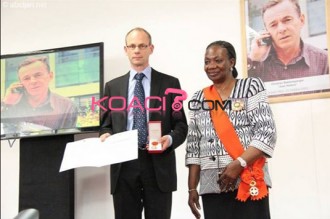 Côte dÂ’Ivoire : Dix ans après son assassinat, Jean Hélène décoré par les autorités ivoiriennes